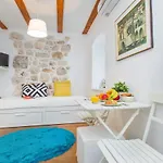 Apartman Walls By Irundo *