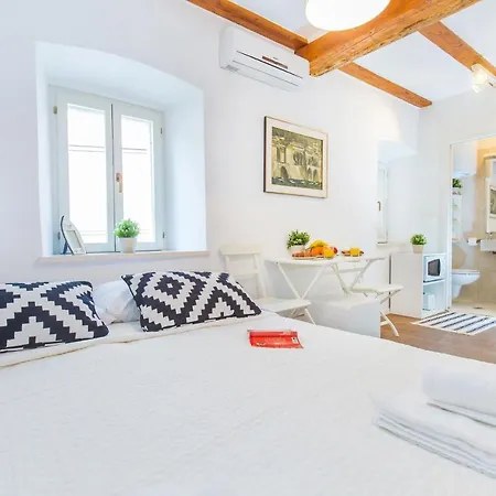 Apartament Walls By Irundo
