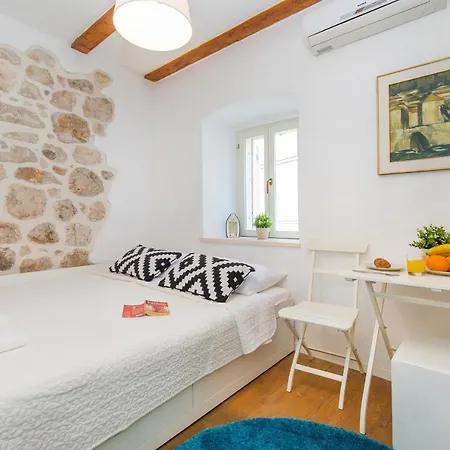 Apartman Walls By Irundo