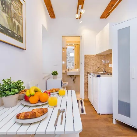 Walls By Irundo شقة